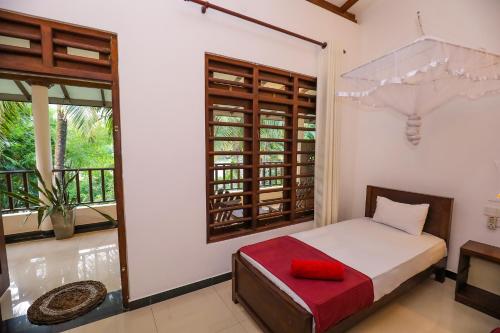 Ένα ή περισσότερα κρεβάτια σε δωμάτιο στο Tinara River Inn, Weligama
