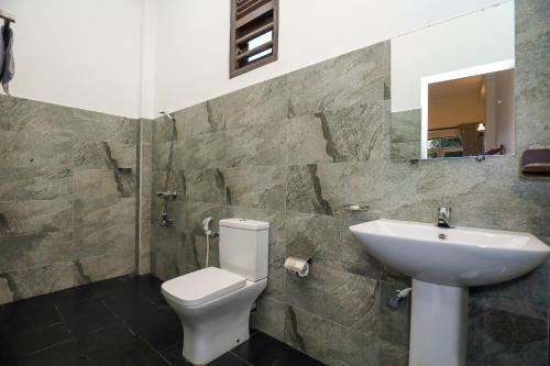 Ένα μπάνιο στο Tinara River Inn, Weligama