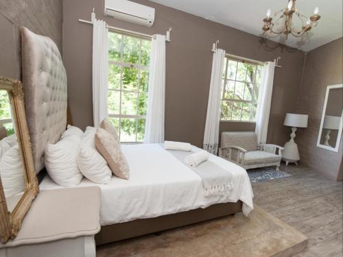 Postel nebo postele na pokoji v ubytování Tsumeb Theater Guesthouse
