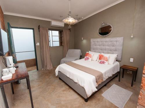 Postel nebo postele na pokoji v ubytování Tsumeb Theater Guesthouse