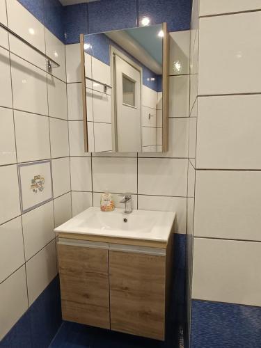 a bathroom with a sink and a mirror at Διαμέρισμα στο κέντρο της Θήβας in Thiva