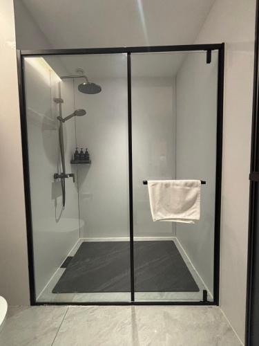 a shower with a glass door in a bathroom at 比什凯克水晶轻奢智享酒店阿拉套广场店Bishkek Crystal Luxury Smart Hotel Ala-Too Square Branch in Bishkek