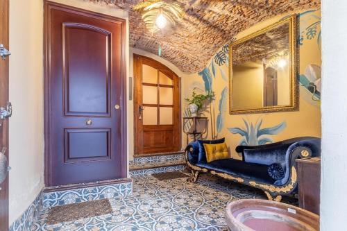 AT La Habanera By Kubik في قصرش: غرفة بها باب وأريكة ومرآة