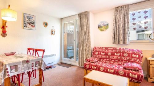 una sala de estar con un sofá y una mesa en Croix Margot N 210 - ST4, en Villard-de-Lans