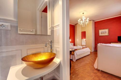 a bathroom with a wooden bowl on a counter at Ca' Riza in Venice