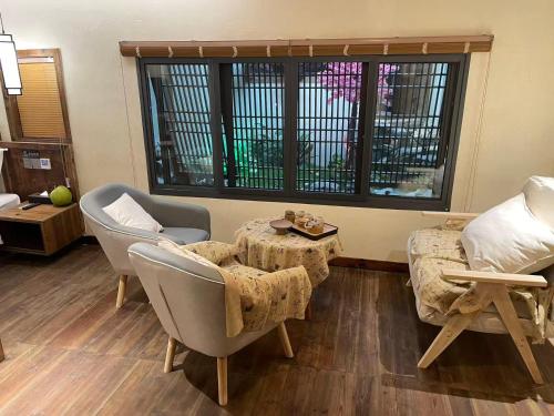 Floral Hotel Shexian Taibaiju B&B Huizhou Ancient City Branchにあるシーティングエリア