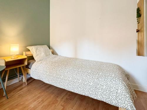 a bedroom with a bed and a desk with a lamp at CATTENOM NEW NOVÝ NOWY НОВИЙ - 3 min Parking, Wi-Fi, Nespresso - Repos assuré, calme & confort - Rest guaranteed, quiet & comfy in Hayange