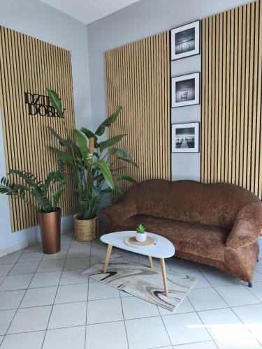 a living room with a couch and a coffee table at Centrum Konferencyjne Sułtan in Marki