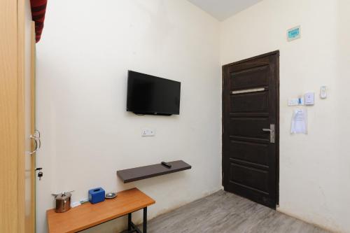 TV a/nebo společenská místnost v ubytování RedDoorz @ Cikitsu Batam