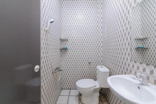 Koupelna v ubytování RedDoorz @ Cikitsu Batam