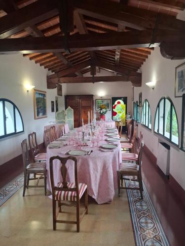 a large dining room with a long table and chairs at Tuscany Villa Gorello. Villa in Toscana. Jacuzzi con tetto in cristallo,piscina in Arezzo