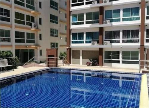 a large swimming pool in front of a building at Bangsaray Beach B414 บางเสร่ บีช รายเดือน in Bang Sare