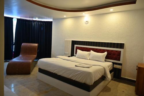 Postel nebo postele na pokoji v ubytování Mysore Heritage INN