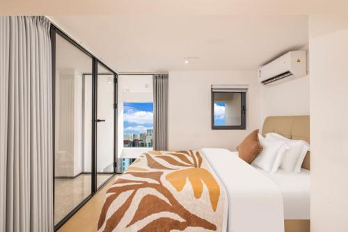 a hotel room with a bed and a balcony at Mihua International Apartment - Guangzhou Yangang Subway Station Branch in Guangzhou