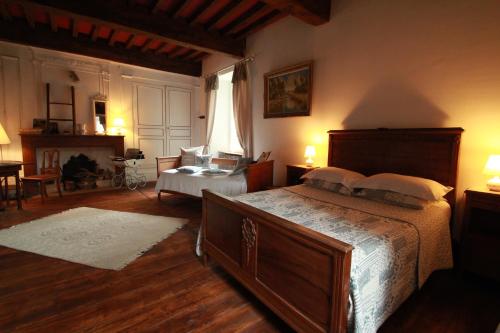 Postel nebo postele na pokoji v ubytování Chambres d'Hôtes La Gentilhommière - Restaurant Etincelles