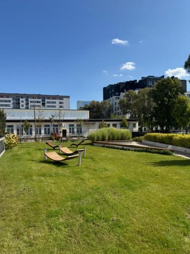 Κήπος έξω από το Nowoczesny Apartament w centrum Warszawy parking, smart TV, self check-in