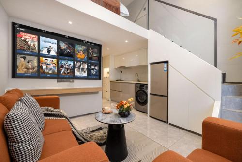 a living room with a couch and a table at Mihua International Apartment - Guangzhou Yangang Subway Station Branch in Guangzhou