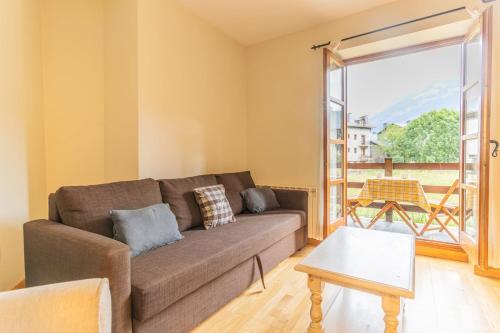 Χώρος καθιστικού στο Charming Pyrenean Flat with Terrace, Views & Pool