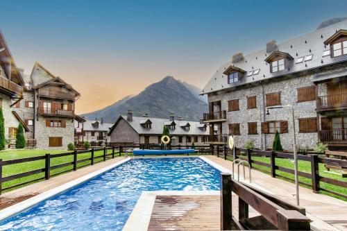 Πισίνα στο ή κοντά στο Charming Pyrenean Flat with Terrace, Views & Pool