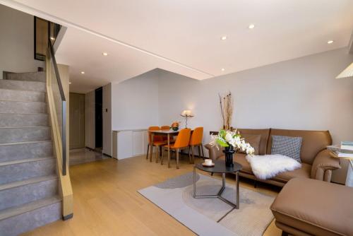 a living room with a couch and a table at Mihua International Apartment - Guangzhou Yangang Subway Station Branch in Guangzhou