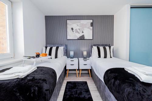 En eller flere senge i et værelse på Upgraded 4 Beds Level Access Lifts 2 bath Parking