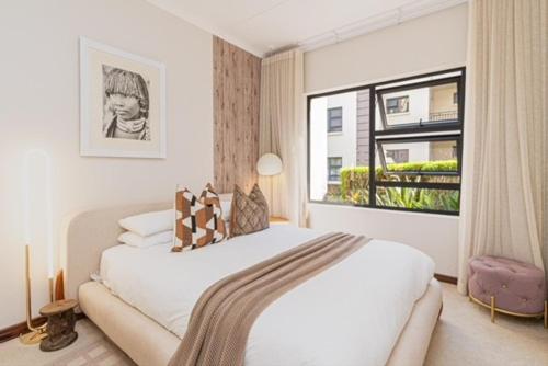 En eller flere senge i et værelse på The Henlee Apartment Dainfern - Ground Floor Unit