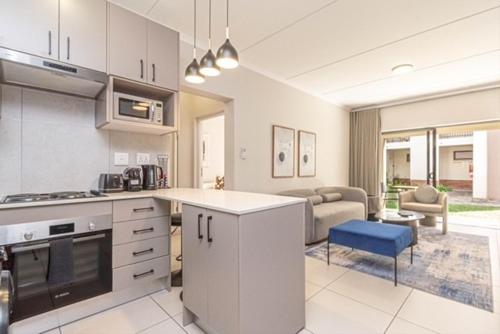 Køkken eller tekøkken på The Henlee Apartment Dainfern - Ground Floor Unit