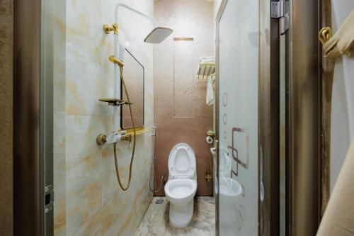 Ванная комната в RedDoorz Plus Syariah @ Tiban Centre Batam