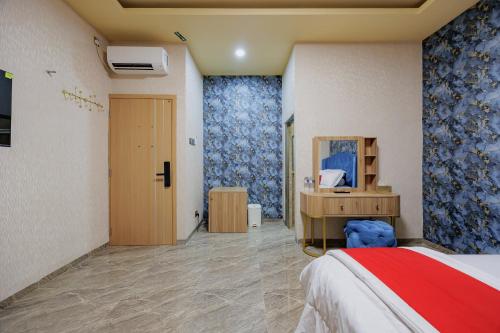 Кровать или кровати в номере RedDoorz Plus Syariah @ Tiban Centre Batam