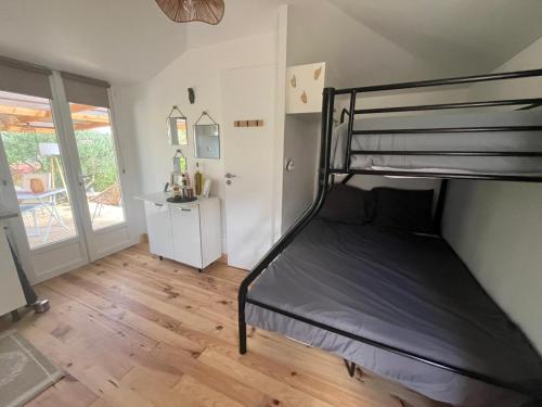 a bedroom with a bunk bed and a wooden floor at Gites Colline De Sollies in Salernes