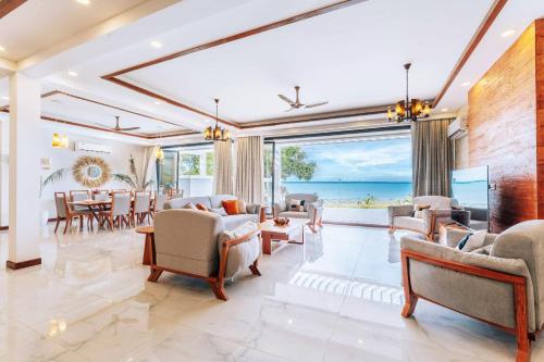 Posezení v ubytování Luxury 3-Bedroom villa with private swimming pool