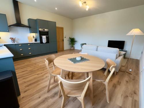Η κουζίνα ή μικρή κουζίνα στο Spacious & stylish riverside apartment in Ross on Wye