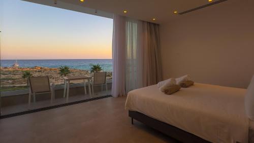 Postel nebo postele na pokoji v ubytování Aqua Beachfront Villas - Villa 1