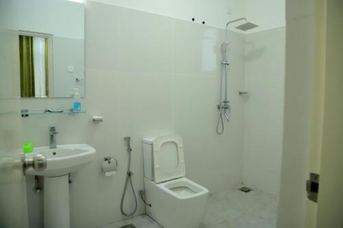 Phòng tắm tại Millennium City Villa with three AC rooms near to the Airport