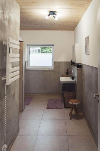 a bathroom with a shower and a sink and a window at Ferienwohnung Sternenzelt Alpakas - Natur & Tiere hautnah erleben in Borken