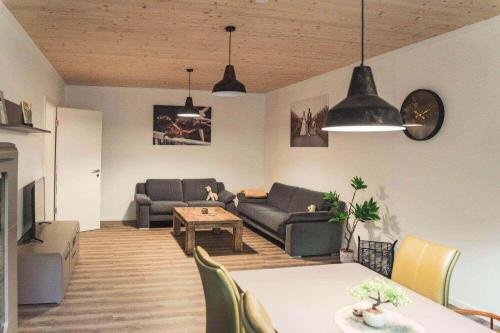 a living room with two couches and a table at Ferienwohnung auf dem Alpakahof Sternenzelt Alpakas - Natur & Tiere hautnah erleben in Borken