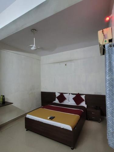 Una cama o camas en una habitación de Hotel Aradhana