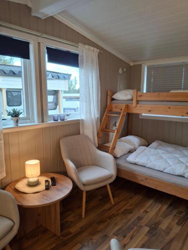 Postel nebo postele na pokoji v ubytování Bjørgebu Camping AS