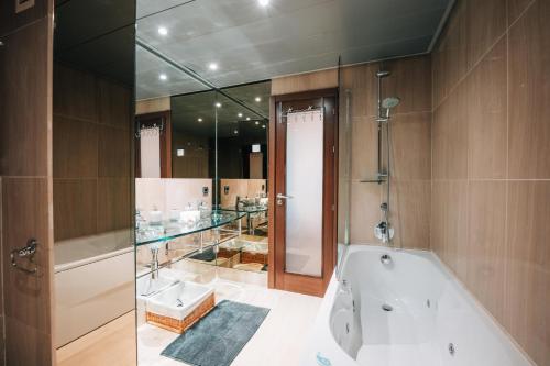 Luxury 2 bedrooms, Private Heated Pool - EHHouse