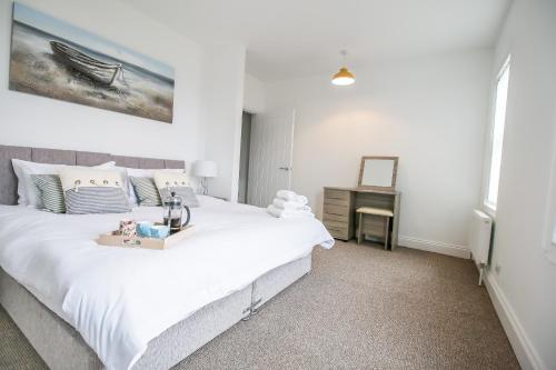 En eller flere senge i et værelse på K Suites - Lake View Apartments