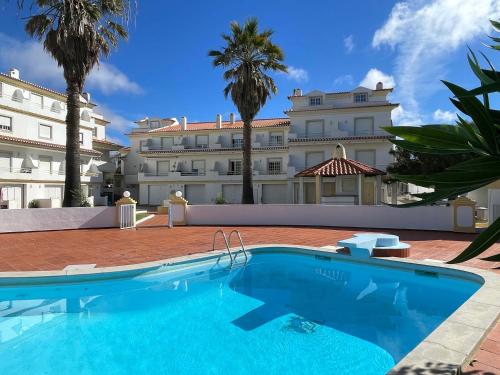 Elegant 3-bed family beach house with large pool area