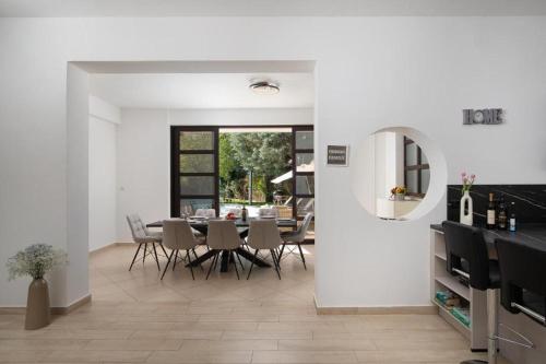 Dapur atau dapur kecil di Villa Andrija in Fazana for 9 people with sea view & heated pool - only 400 m from the beach