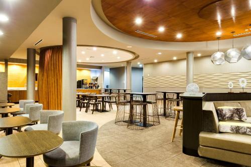 Un restaurante o sitio para comer en SpringHill Suites by Marriott McAllen Convention Center