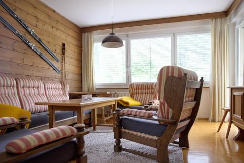 a living room with a table and chairs and a table and a tablektop at Fabis Apartment Gaschurn in Größing