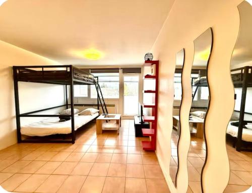 Ένα ή περισσότερα κρεβάτια σε δωμάτιο στο 5mn aéroport de Genève - parking gratuit - ONU CERN