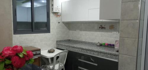 Una cocina o kitchenette en Zina résidence