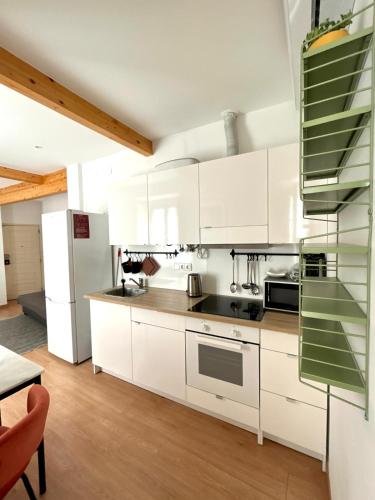 RSRC NEW AC Central & Bright 1BR apartment