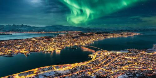 una vista aérea de una ciudad con la aurora en el cielo en Cozy Studio in Central Tromsø, en Tromsø