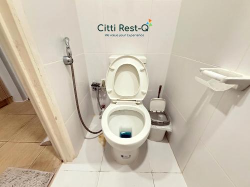 Koupelna v ubytování Affordable Stay with Free Pool, Netflix & Wifi Alabang SC5