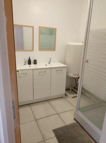 Ένα μπάνιο στο Appartement entier 2